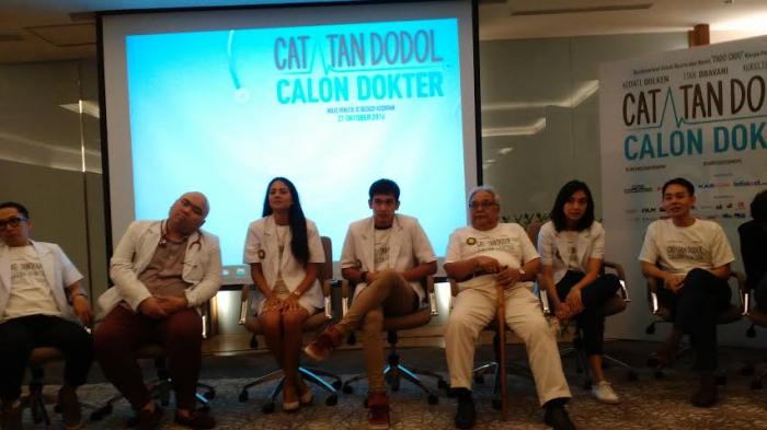 Begini Jadinya Kalau Adipati Dolken, Tika Bravani dan Auriele Moeremans Jadi Dokter