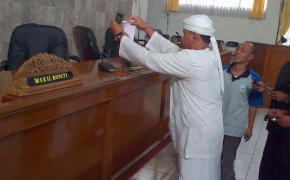 Demonstran: Bupati Aceng Mikir Pimping Awewe Wae