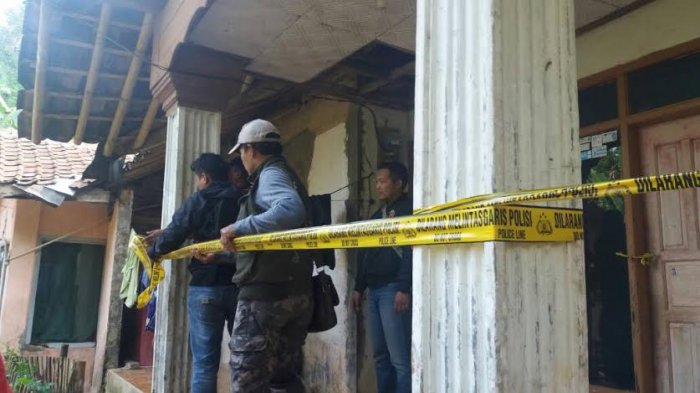 Eti Menangis Saat Polisi Jelaskan Anaknya Pelaku Bom Bunuh Diri