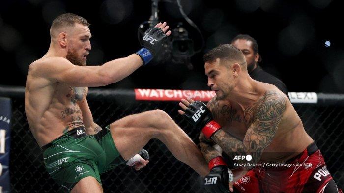 Conor McGregor dari Irlandia (kiri) mencoba tendangan melawan Dustin Poirier di babak pertama dalam pertarungan ringan mereka selama UFC 264: Poirier v McGregor 3 di T-Mobile Arena pada 10 Juli 2021 di Las Vegas , Nevada. Stacy Revere/Getty Images/AFP