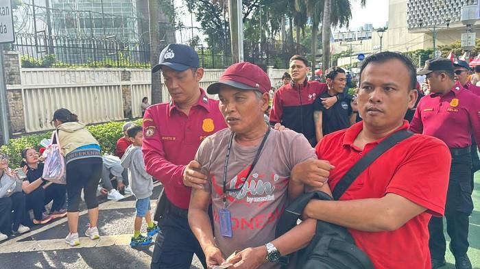 PENCOPET DI CFD - Polda Metro Jaya menangkap dua pencopet yang beraksi di kawasan Car Free Day (CFD), Bundaran Hotel Indonesia, Jakarta Pusat pada Minggu (4/1/2026). Keduanya nampak memelas ketika ditangkap polisi.