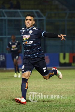 Cristian Gonzales Buka Keunggulan Arema 1-0 Atas Sriwijaya FC