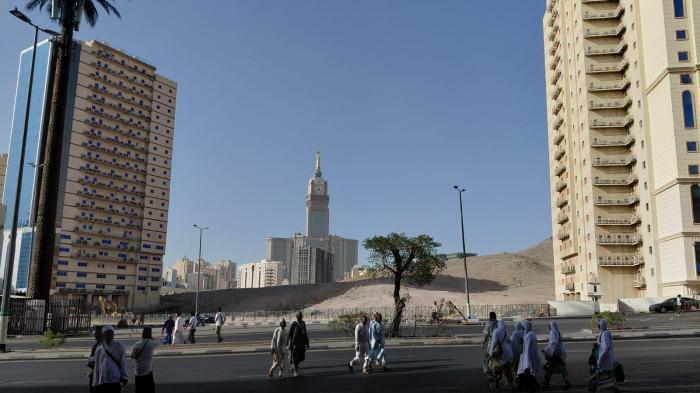 SUASANA DI MAKKAH - Sejumlah jemaah haji melintas di kawasan sektor 9 Misfalah, Kota Makkah, Arab Saudi, Senin (18/5/2026).