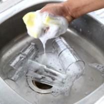 Cara Ini Bebaskan Gelas Dari Bau Amis
