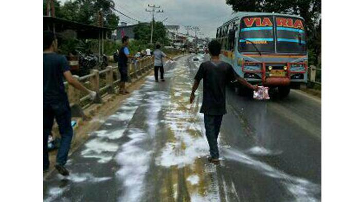 Warga Ramai-ramai Cuci Jalan Gunakan Deterjen