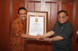 Cucu HR Muhammad Serahkan Plakat Pahlawan ke Pemprov Jatim