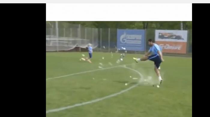 Tendangan Penyerang Zenit Membuat Bola Meledak
