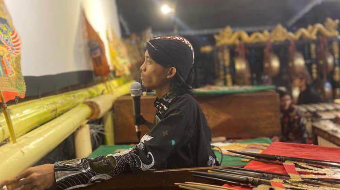 DALANG MUDA - Potret Dani Eko Setiawan saat tampil menjadi dalang dalam sebuah pertunjukan wayang.