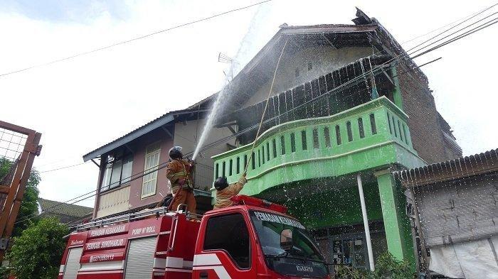 Damkar Kabupaten Sukoharjo Berantas Sarang Tawong Menggunakan Air Deterjen