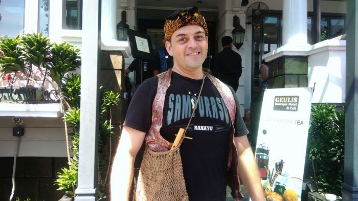 Kecintaannya Pada Kecapi Suling Membawa Bule Dan Nicky Jadi Penggiat Seni dan Budaya Sunda