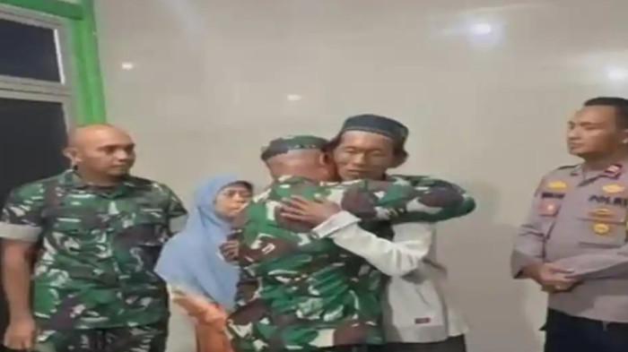 DANDIM JAKPUS PELUK SUDERAJAT - Serda Heri dan Aiptu Ikhwan menemui Suderajat (49), pedagang es gabus yang dituduh pakai spons, untuk meminta maaf, Bojonggede, Kabupaten Bogor, Selasa (27/1/2026). Ia mengaku tak ada niat sengaja melukai Suderajat.