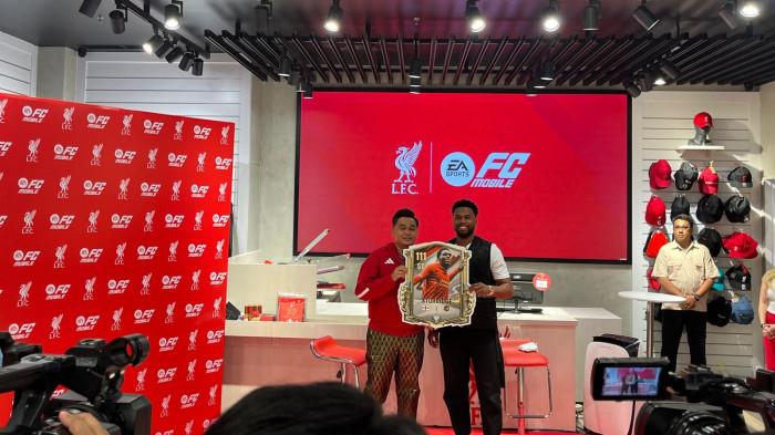 SAPA PENGGEMAR - Mantan bintang Liverpool dan Timnas Inggris, Daniel Sturridge, berfoto dan menyapa penggemar saat peluncuran special item Hero EA SPORTS FC™️ Mobile di Official Store Liverpool FC, Pondok Indah Mall 2, Jakarta, Minggu (29/3/2026).