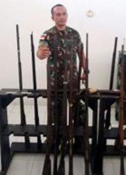 Warga Sipil Serahkan 14 Pucuk Senjata kepada Satgas Pamtas Yonif 514/Raider-Kostrad