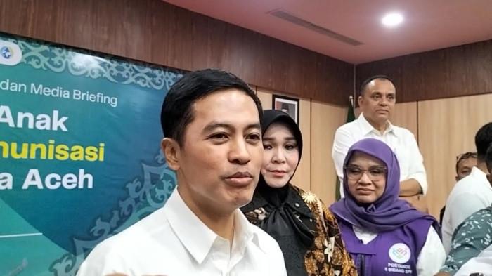 IMUNISASI DI ACEH RENDAH - Wakil Menteri Kesehatan RI, Dante Saksono Harbuwono mengungkapkan rendahnya cakupan vaksinasi turut berdampak pada meningkatnya kasus campak di Aceh yang kini tercatat mencapai 263 kasus. Pernyataan tersebut disampaikan saat agenda Kunjungan Lapangan Tematik dan Media Briefing Mengejar Anak Zero Dose Imunisasi di Banda Aceh, Jumat (22/5/2026).