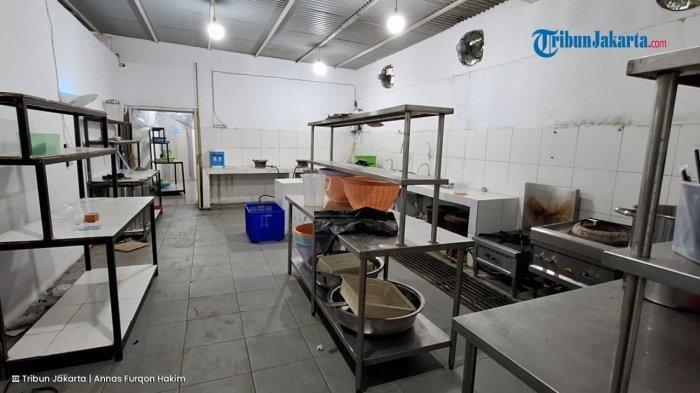 DAPUR MBG TUTUP - Kondisi dapur Makan Bergizi Gratis (MBG) di Kalibata, Pancoran, Jakarta Selatan, setelah berhenti beroperasi, Selasa (15/4/2025). Tak pernah dibayar, pemilik Dapur MBG di Kalibata laporkan yayasan setelah merugi hampir Rp1 M karena atas dugaan penggelapan dana. (TribunJakarta.com/Annas Furqon Hakim)