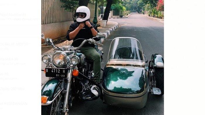 Gaya Elegan Cucu Presiden Soeharto di Atas Moge Koleksi Eyangnya