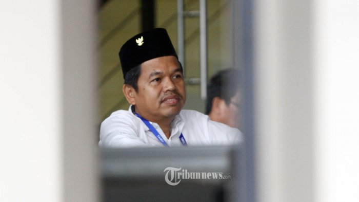 Bupati Purwakarta Dedi Mulyadi berjalan memasuki Gedung KPK di Jakarta, Selasa (7/11/2017). Dedi mengaku akan menemui Deputi Pencegahan KPK Pahala Nainggolan untuk membahas tindakan-tindakan pencegahan korupsi. 