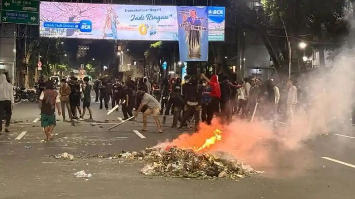 DEMO DI SURABAYA - Kondisi ricuh massa aksi yang menyerukan Indonesia Sekarat di depan Gedung Negara Grahadi, Jumat (26/6/2026). Sejumlah fasilitas khususnya di sekitar pagar sisi barat Grahadi tampak rusak akibat lemparan massa aksi.