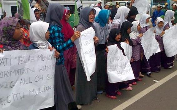Ibu-ibu Ini Tetap Tuntut Bupati Aceng Turun
