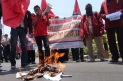Mahasiswa Tuban Demo dengan Membakar Bendera AS