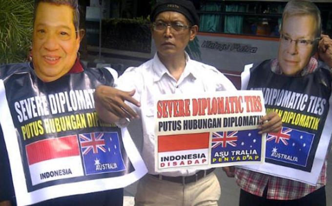 Tiga Warga Solo Ini Gelar Demo Injak Bendera Australia