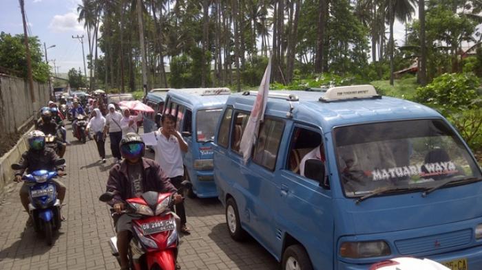 Ratusan Buruh  Lakukan Aksi Demo ke Kantor PLN  Bitung