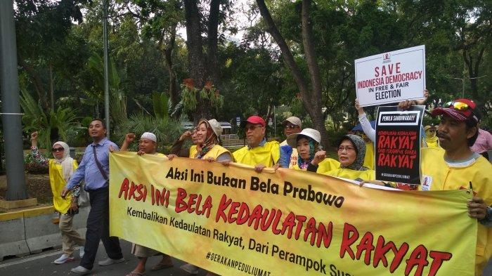 Massa Pendemo Bergerak Mendekat ke Gedung Mahkamah Konstitusi