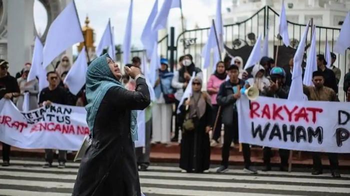 demo kibarkan bendera putih di banda aceh