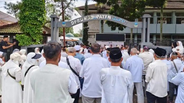 KEBIJAKAN KUOTA HAJI - Puluhan calon jemaah haji yang tergabung dalam Aliansi Calon Jemaah Haji Garut Bersatu melakukan demonstrasi di Gedung DPRD, Kabupaten Garut, Jawa Barat, Jumat (21/11/2025).
(Tribun Jabar/Sidqi Al Ghifari)