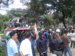 Demonstran Kejar Menpora Hingga Kantor Wapres
