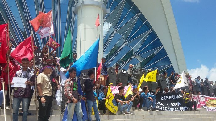 Ribuan Orang Kepung Kantor Gubernur NTT
