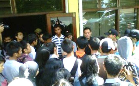 Honor Tak Utuh, Panitia Penghormatan SEA Games Demo KONI