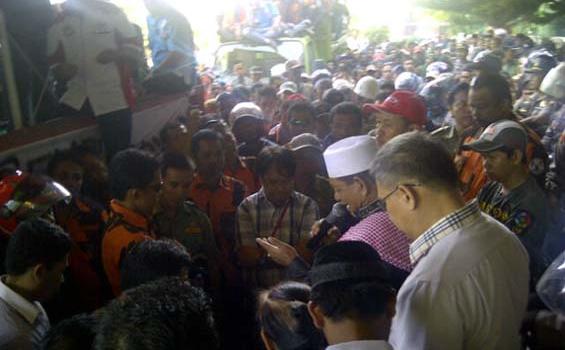 Sebelum Demo Semen Tonasa Warga Berdoa