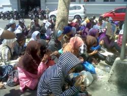 Warga Sepat Istighosah di Depan Mapolrestabes