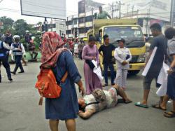 Pedagang Pasar Aksara Ini Peragakan Adegan Tidak Senonoh Saat Demo
