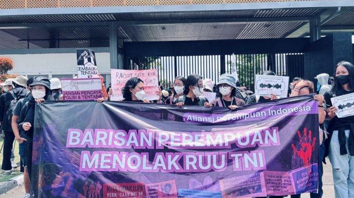 RUU TNI Disahkan, Massa Aksi di Kantor DPR RI Meradang: Ingatkan Pelanggaran HAM oleh Militer