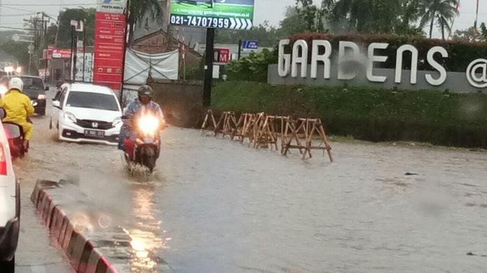 Hujan, Jalan Raya Parung-Ciputat di Bojongsari Depok Tergenang Banjir