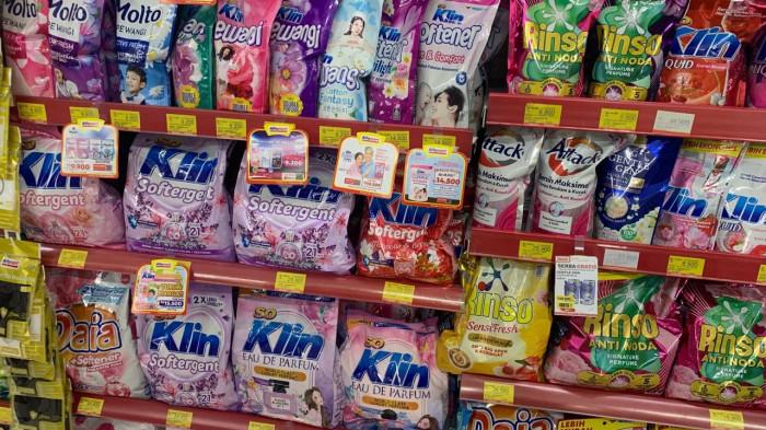 KATALOG PROMO JSM - Deretan merek detergen yang berada di Alfamart, Klodran, Colomadu pada Sabtu (722026).