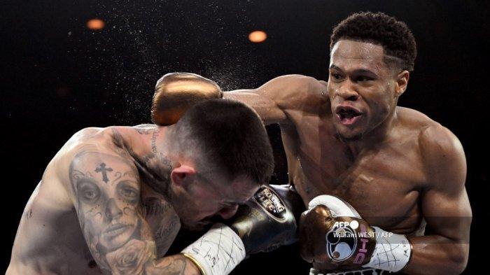 Devin Haney (kanan) dan George Kambosos bertinju selama pertarungan mereka untuk memperebutkan sabuk juara tinju dunia kelas ringan di Melbourne pada 16 Oktober 2022.