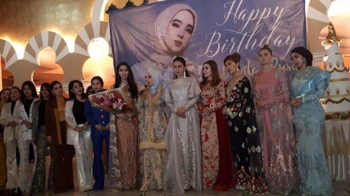 Devita Rusdi Pamer Gaun Rancangannya, Berkonsep Busana Muslim Nan Cantik