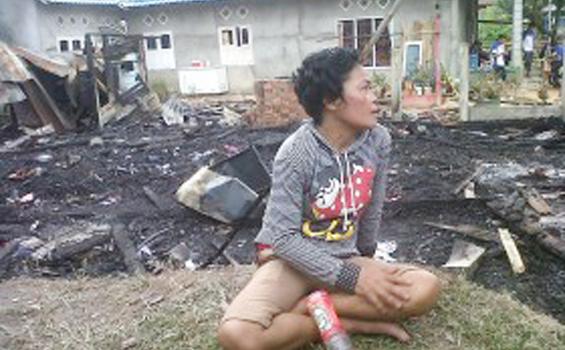 Nurhayati Termangu Lihat Puing Kontrakannya