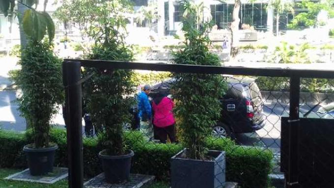 Disengat Tawon, Keluarga Tahanan KPK Menangis Histeris