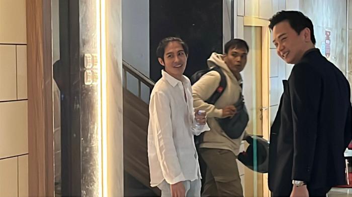 MEDIASI GAGAL - Terlapor Giovanni Surya Saputra atau DJ Panda saat menghadiri upaya mediasi kasus dugaan pengancaman dengan pelapor Erika Carlina di Polda Metro Jaya, Jumat (14/11/2025).