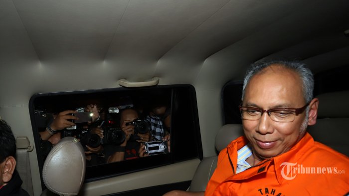 Pagi Datang ke KPK Dorong Kursi Roda, Malamnya Dokter Bimanesh Kenakan Rompi Tahanan