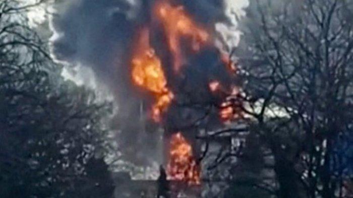 DISERANG DRONE - Kebakaran terjadi di depot minyak di wilayah Krasnodar, Rusia selatan, menyusul serangan pesawat nirawak Ukraina pada hari Rabu (18/3/2025). Ukraina melancarkan serangan bergelombang drone ke wilayah Rusia.