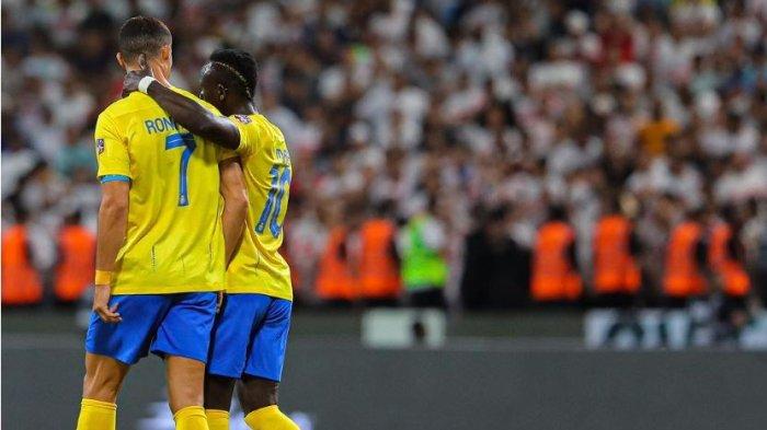 MANE DAN RONALDO - Dua pemain Al Nassr, Cristiano Ronaldo dan Sadio Mane berjalan meninggalkan lapangan setelah imbang 1-1 lawan Zamalek di fase Grup C Piala Klub Arab.