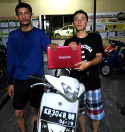 Jainal Embat Laptop di Ruang Tamu Kos, Adi Mengawasi Situasi