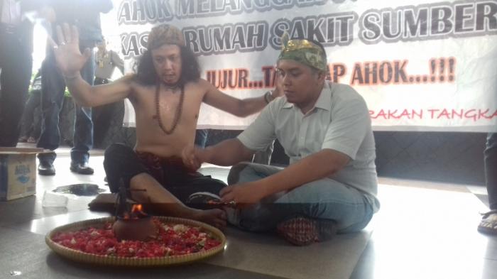 Dukun 'Kiriman' untuk Ahok, Netizen: Helloo dah 2016 nih, Kuntilanak Aja Udah Pakai Internet
