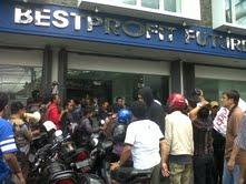 Emosi, Demo Eks Nasabah PT BPF Nyaris Adu Fisik