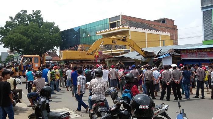 Pemilik Bangunan Pasrah saat Alat Berat Merobohkan Rumahnya